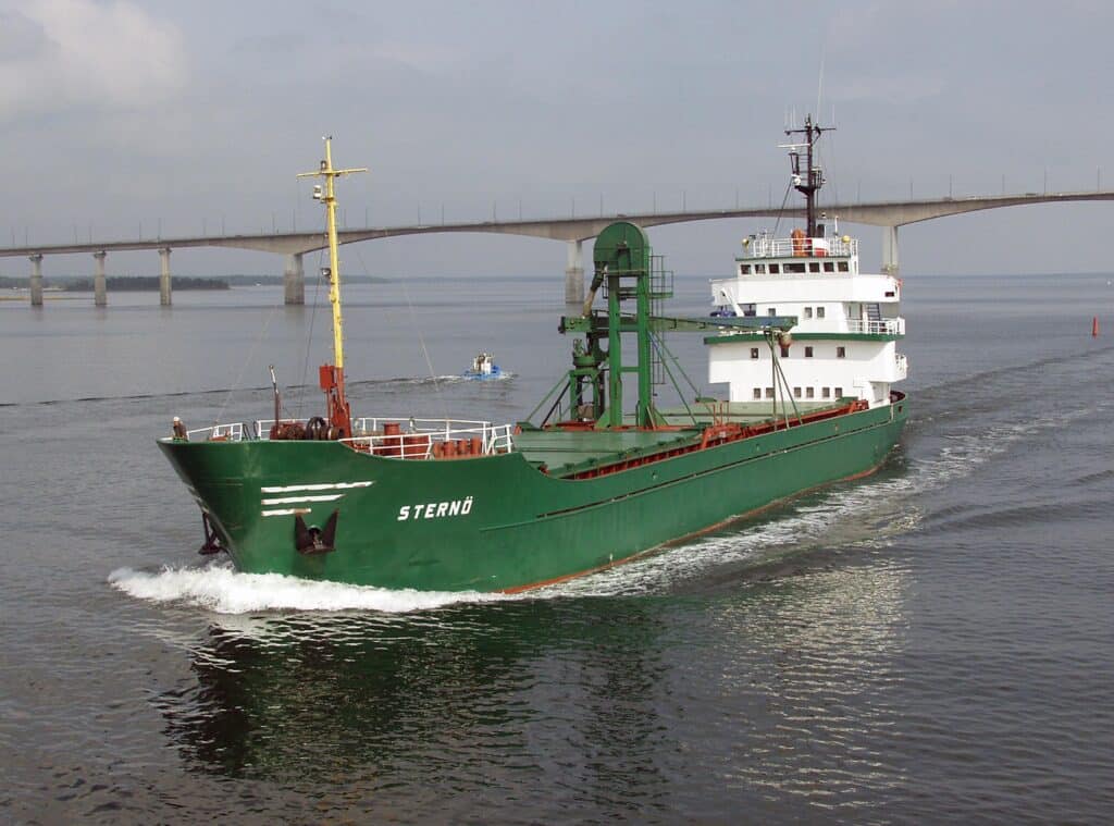 M/S Sternö passing the bridge